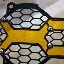 Carica l'immagine nel visualizzatore di Gallery, protezione faro in metallo con lente colorata per faro adattivo