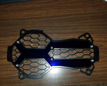 Carica l'immagine nel visualizzatore di Gallery, protezione faro in metallo con lente colorata per faro adattivo