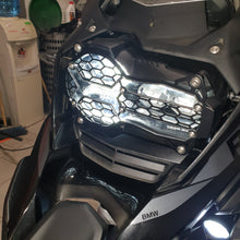 Carica l'immagine nel visualizzatore di Gallery, protezione faro in metallo con lente colorata per faro adattivo