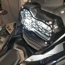 Carica l'immagine nel visualizzatore di Gallery, protezione faro in metallo con lente colorata per faro adattivo